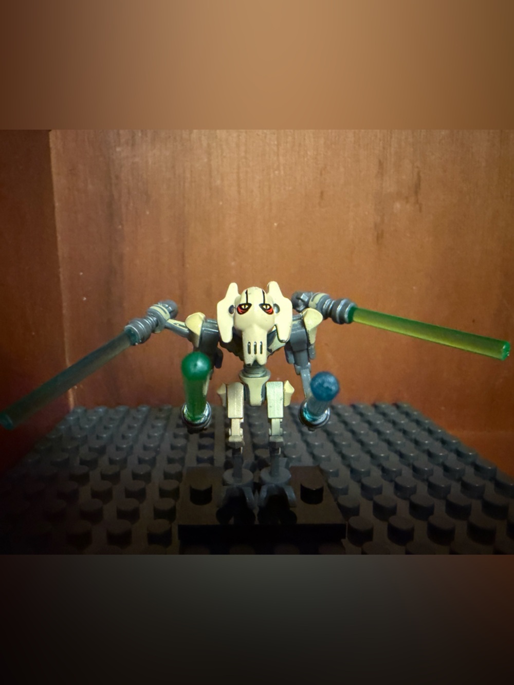 Star Wars Tan General Grievous Minifigure with Lightsabers